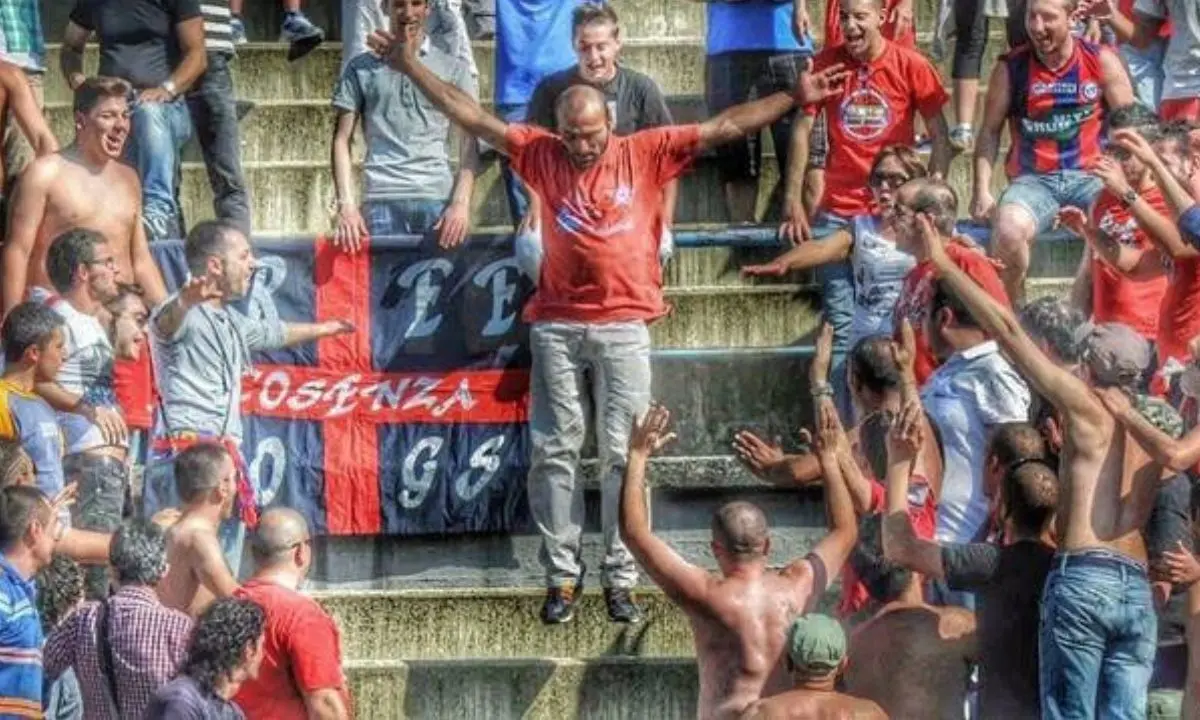 Addio a Salvatore Iaccino, la Curva Sud: «Ricordiamolo tutti insieme nella \"Bergamini\"»
