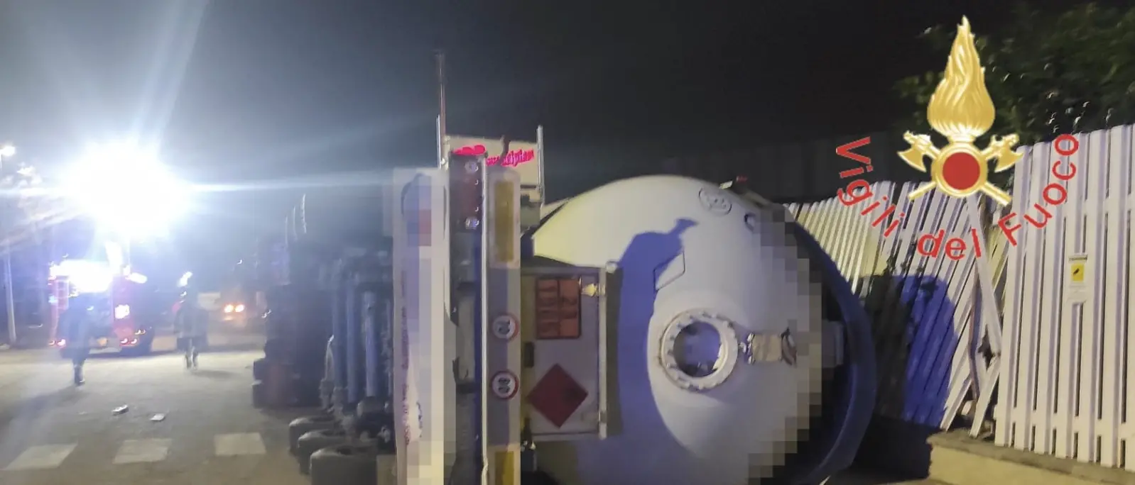 Ribaltamento di autocisterna a Rende: intervento dei Vigili del Fuoco, nessun ferito