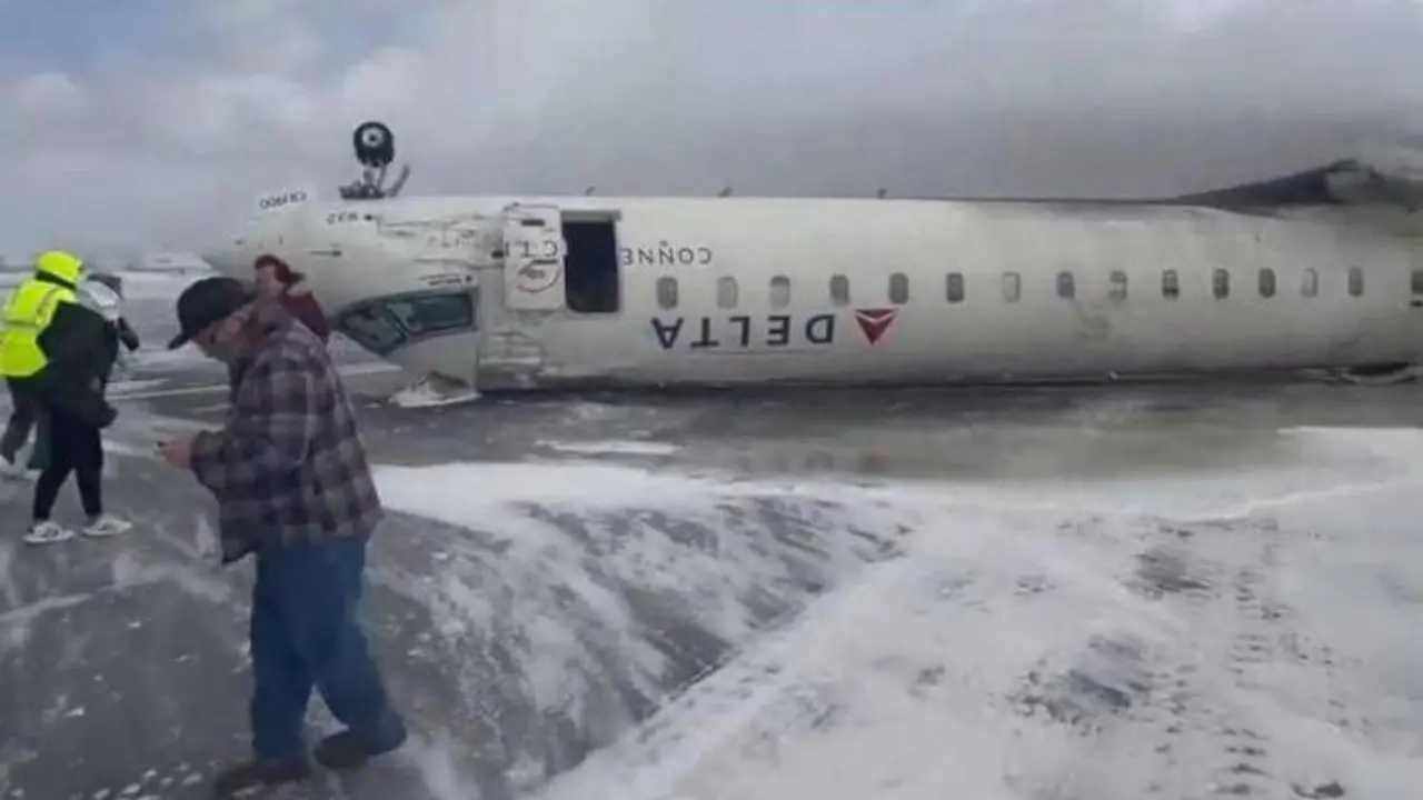Aereo si ribalta in atterraggio a Toronto, 18 feriti