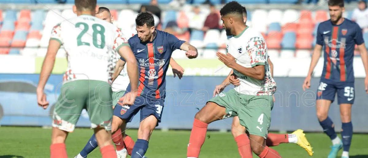 Catanzaro-Cosenza, Belmonte e Tortelli scelgono l'attacco: c'è un favorito