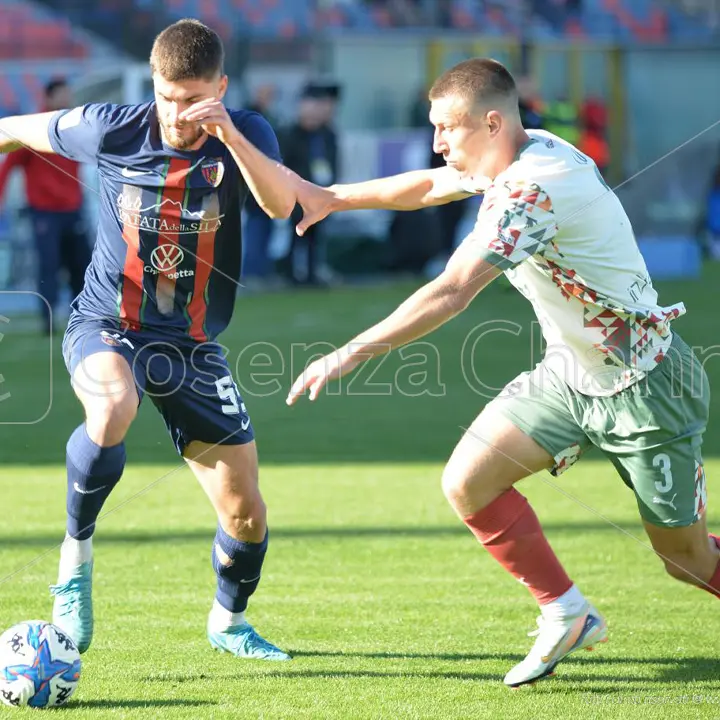 Cosenza, ultimo giorno da tesserati rossoblù per due calciatori