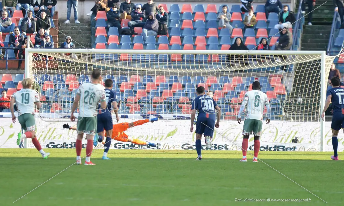 Cosenza giù a picco. Il Palermo passeggia al Marulla e Guarascio lascia prima lo stadio (0-3)