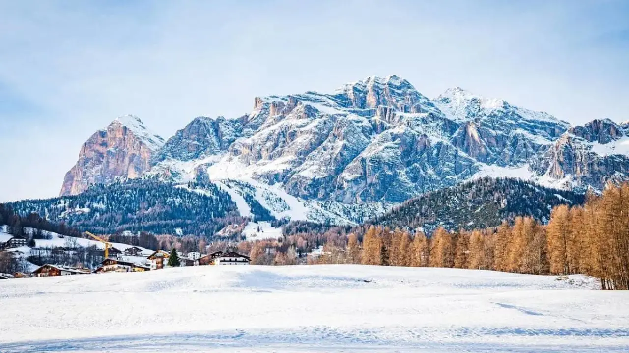 Si schianta contro un albero mentre scia, muore un ragazzino a Cortina