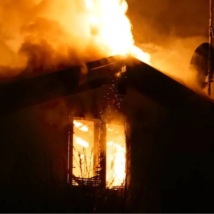 Rossano, fiamme nel centro storico: salvi due cagnolini, nessun ferito