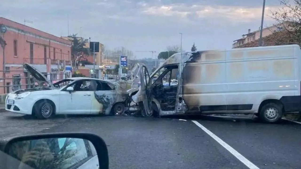 Roma, maxi rapina da Commercity: furgoni incendiati e chiodi sulla strada per fuggire