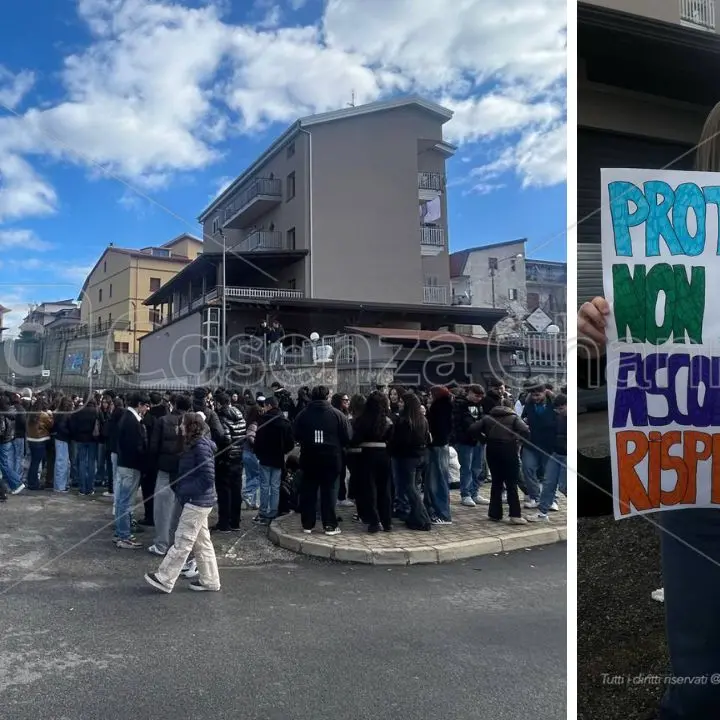 Acri, sit-in degli studenti per dire no al deepfake: «Chiediamo vicinanza per le vittime»