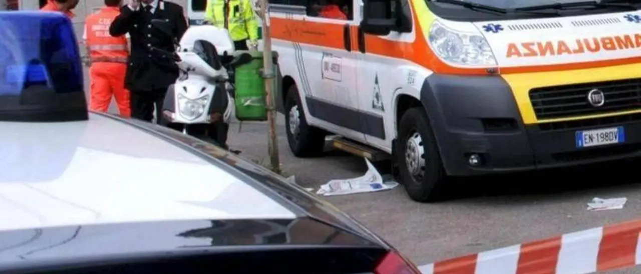 Monopattino contro un'auto, ventenne muore a Milano
