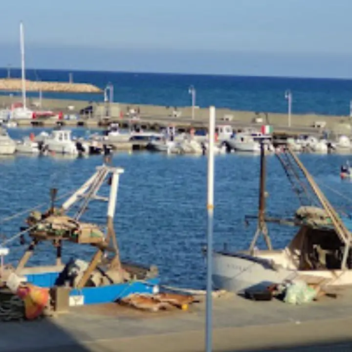 Cade in mare e rischia di annegare, salvato da un passante a Cariati