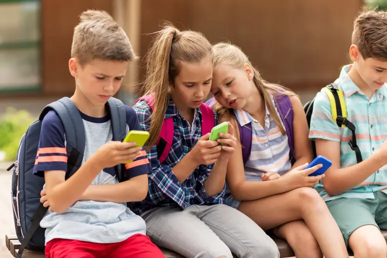 Smartphone ai minori, quasi 100mila firme per vietarli prima dei 14 anni