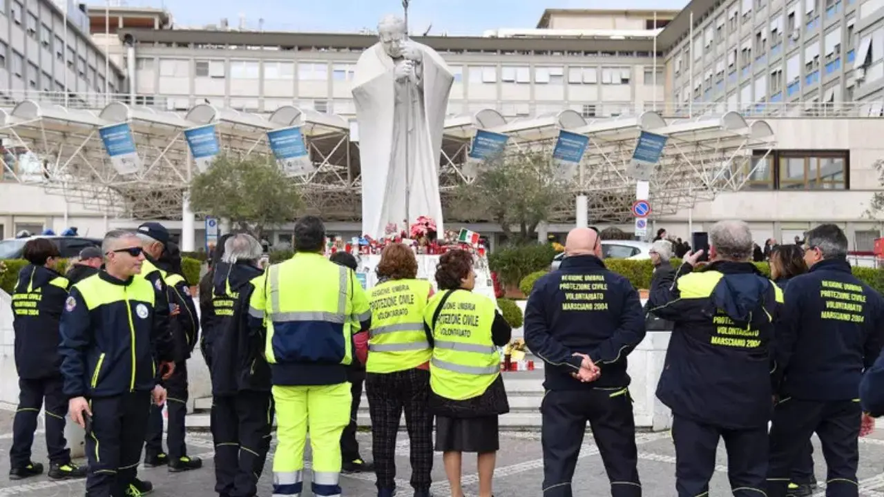 Il Papa: «Prolungata degenza, sperimento la premura del servizio e la tenerezza della cura»