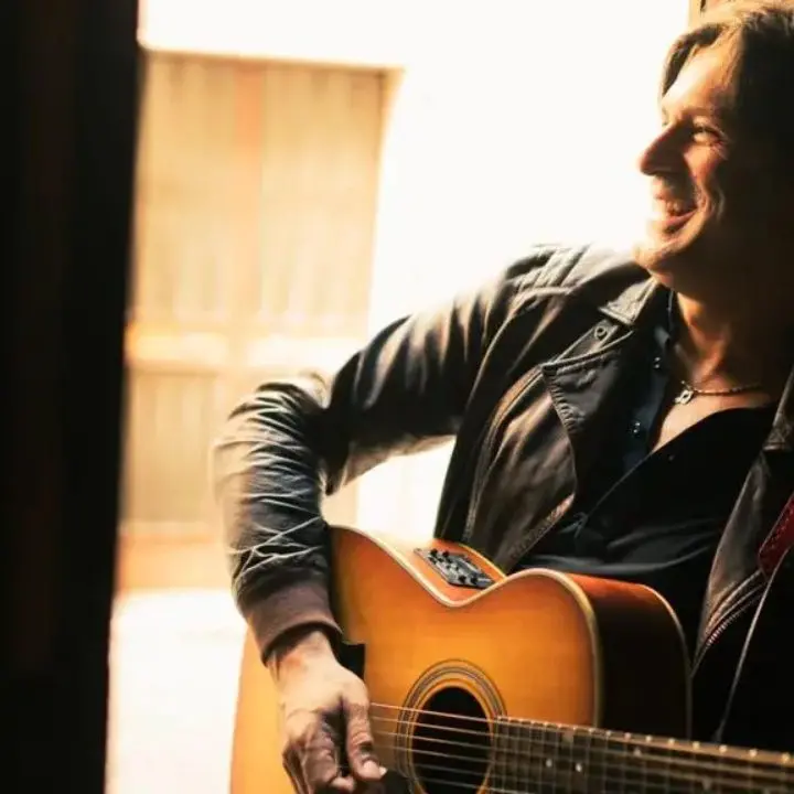 Roberto Bozzo, 30 anni di musica e ora il debutto da solista: «Canto le tre dimensioni della vita»