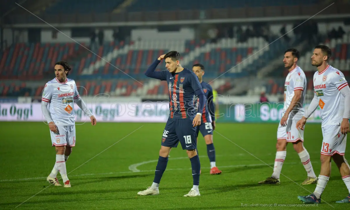 Cosenza, scelte obbligate in difesa. Cruz spinge per un maglia da titolare