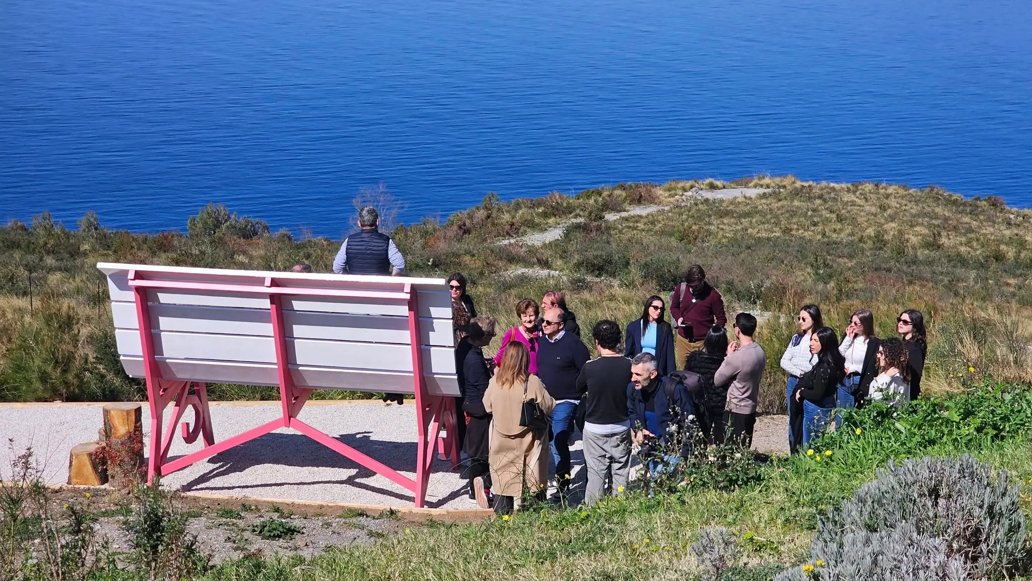 San Nicola Arcella, inaugurata la panchina gigante con vista sul Golfo di Policastro
