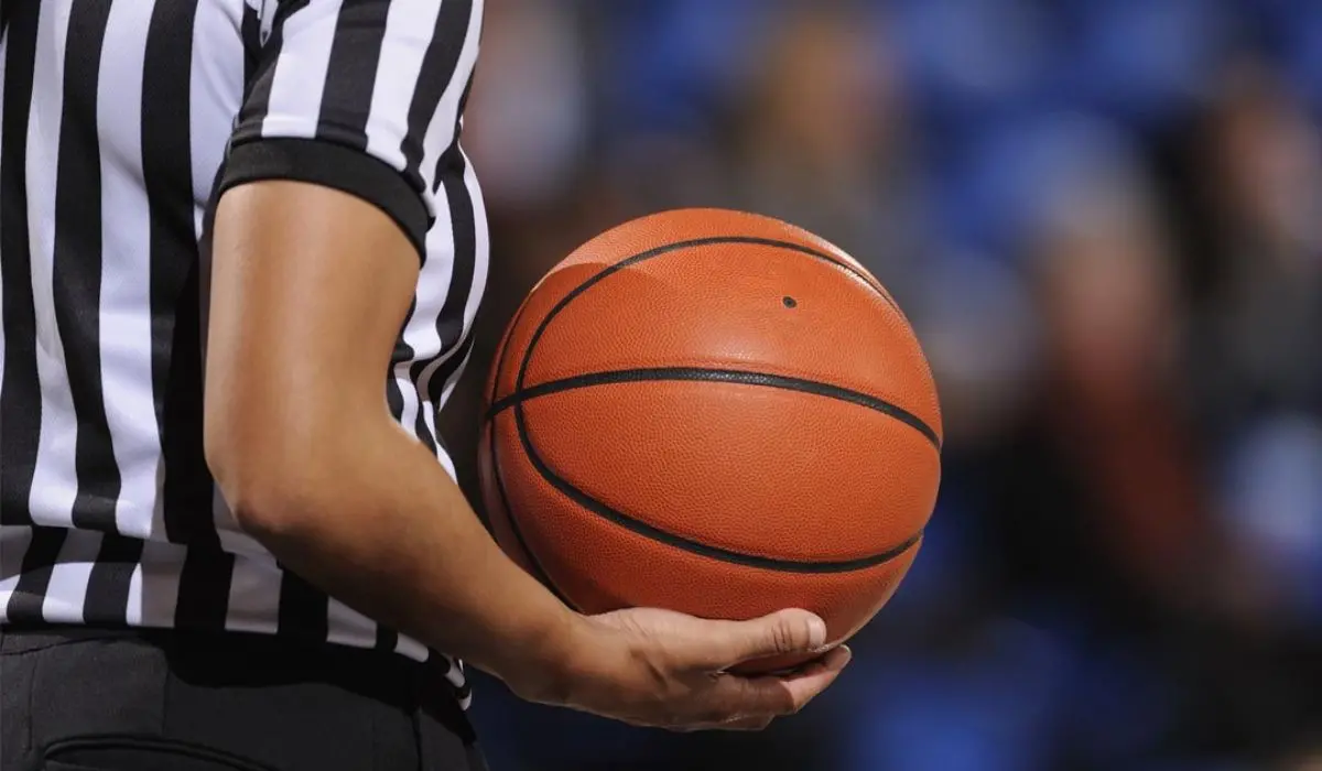 Offese sessiste a un’arbitra 18enne durante una partita di basket: gara sospesa