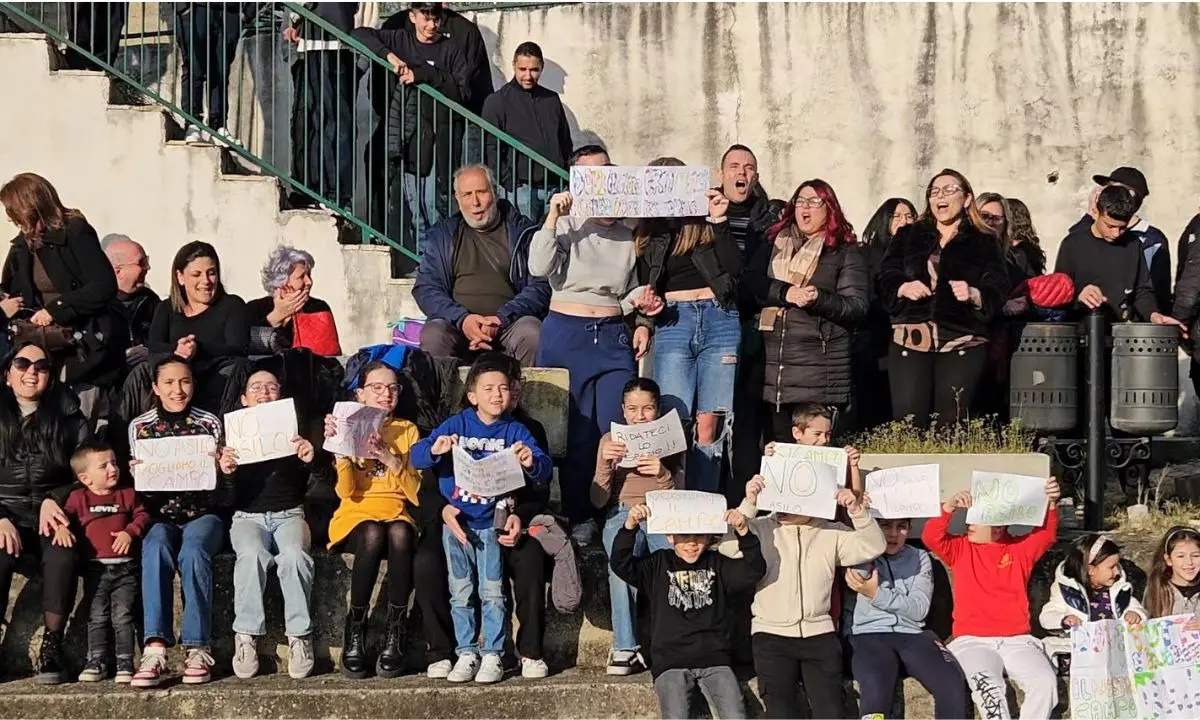 Casali del Manco, l'asilo nido in contrada Morelli scatena la protesta