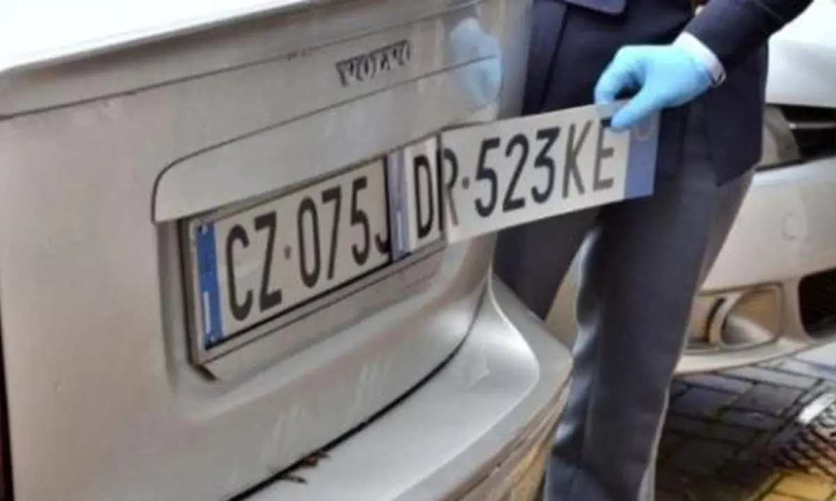 Avevano clonato un'auto per risparmiare sull'assicurazione. Denunciati fratelli di Lattarico