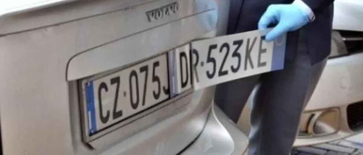 Avevano clonato un'auto per risparmiare sull'assicurazione. Denunciati fratelli di Lattarico