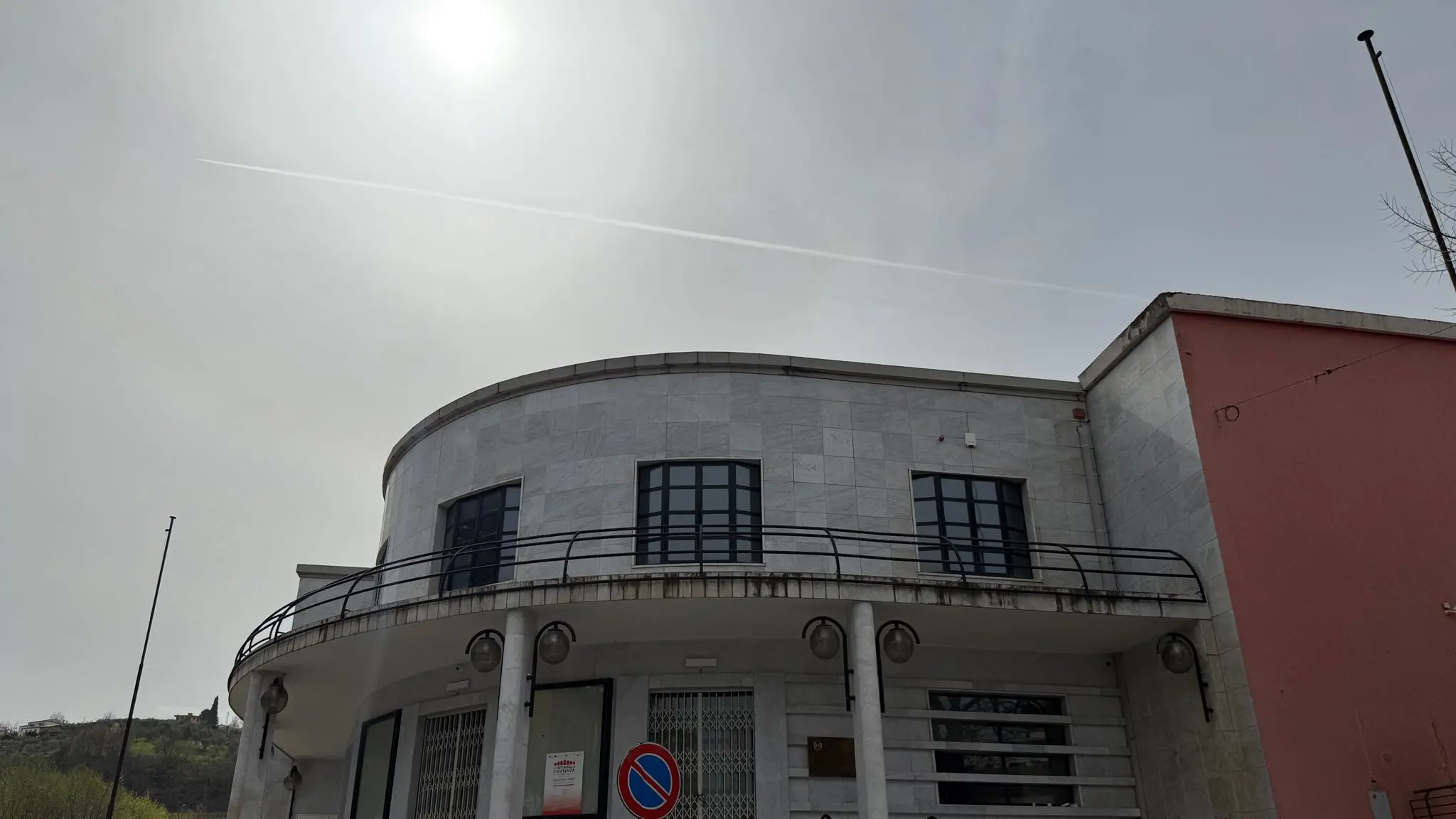 Nel settembre 2024 la struttura avrebbe dovuto riaprire dopo un restyling, ma le problematiche tecniche hanno bloccato il progetto. Il cinema \\u00E8 rinnovato all\\'interno, ma l\\'esterno rimane in stato di abbandono. Un\\'attesa senza fine.