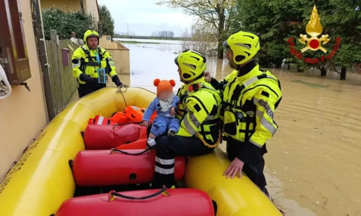Pisa, famiglie bloccate dall'acqua a Fauglia: salvate dai vigili del fuoco