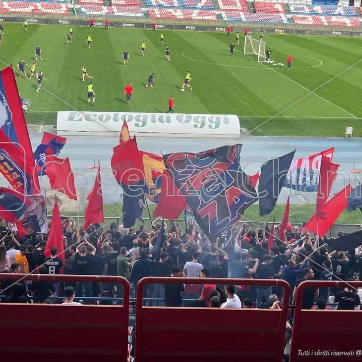 Cosenza, carica da battaglia. Gli ultras al \"Marulla\": «Date tutto nel derby»