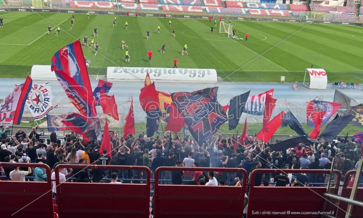 Cosenza, carica da battaglia. Gli ultras al \"Marulla\": «Date tutto nel derby»