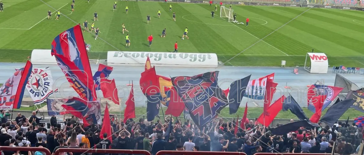 Cosenza, carica da battaglia. Gli ultras al \"Marulla\": «Date tutto nel derby»