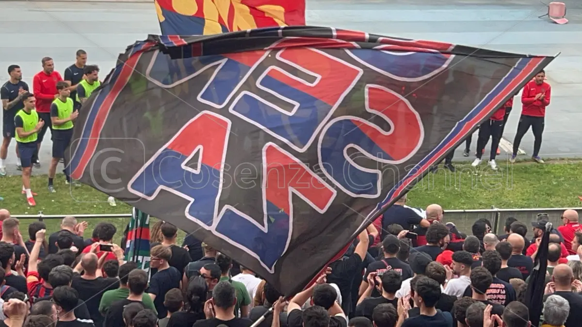 Ultrà del Cosenza assolti per la scritta contro il Catanzaro: «Non è reato»