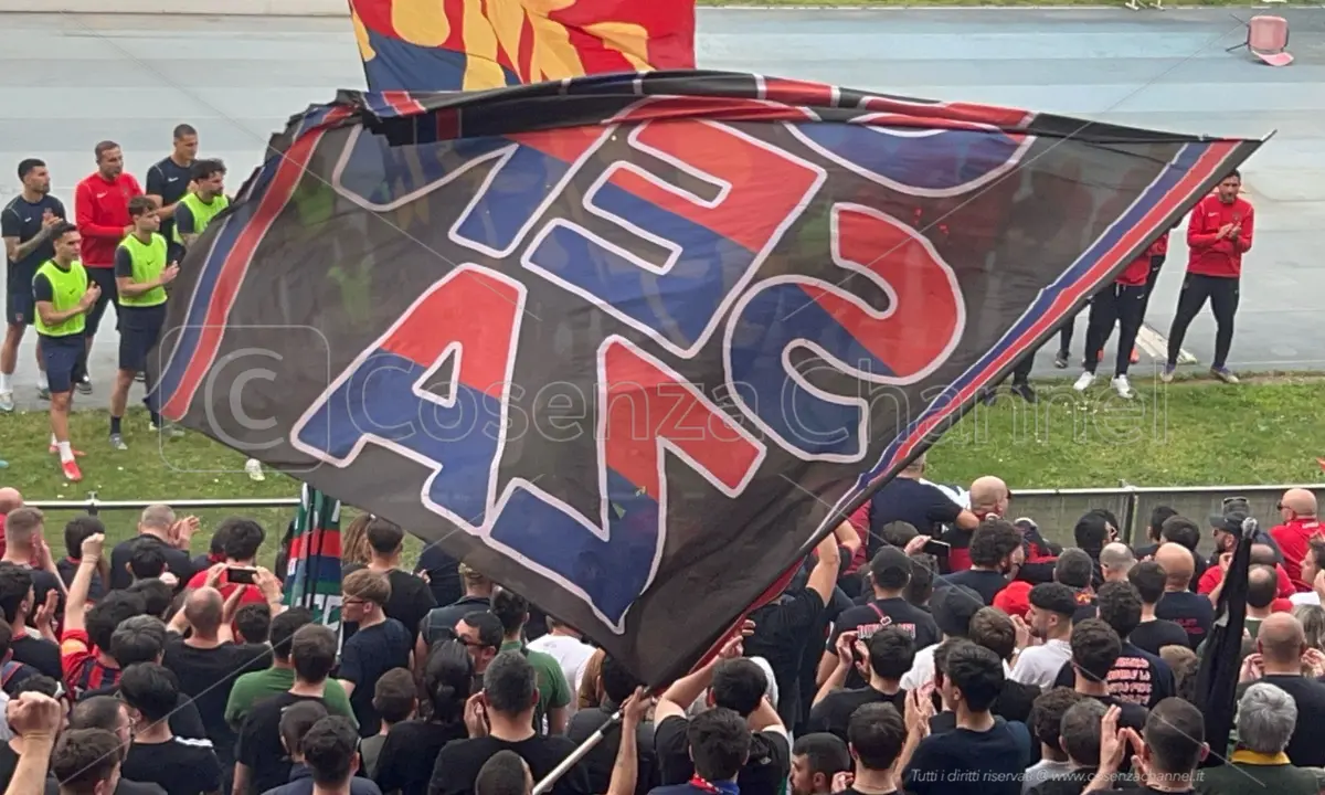 Ultrà del Cosenza assolti per la scritta contro il Catanzaro: «Non è reato»