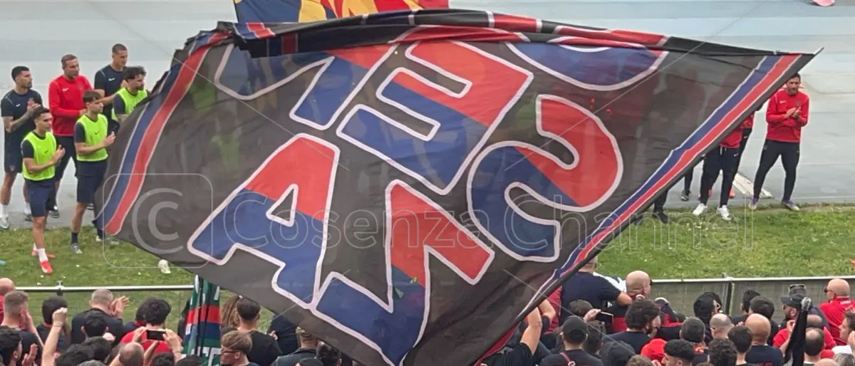 Ultrà del Cosenza assolti per la scritta contro il Catanzaro: «Non è reato»