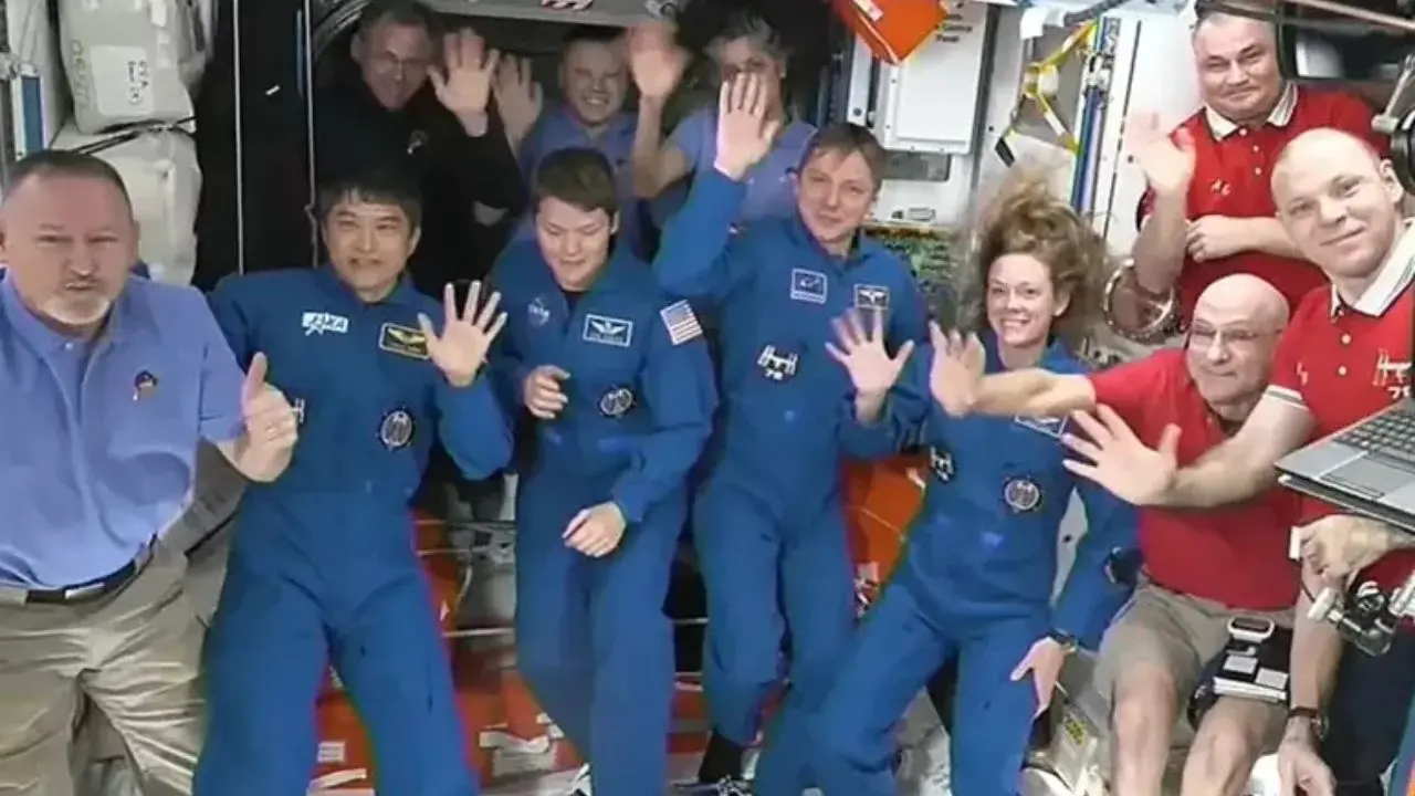 La navetta Crew Dragon si è agganciata alla Iss: dopo nove mesi, astronauti bloccati torneranno a casa