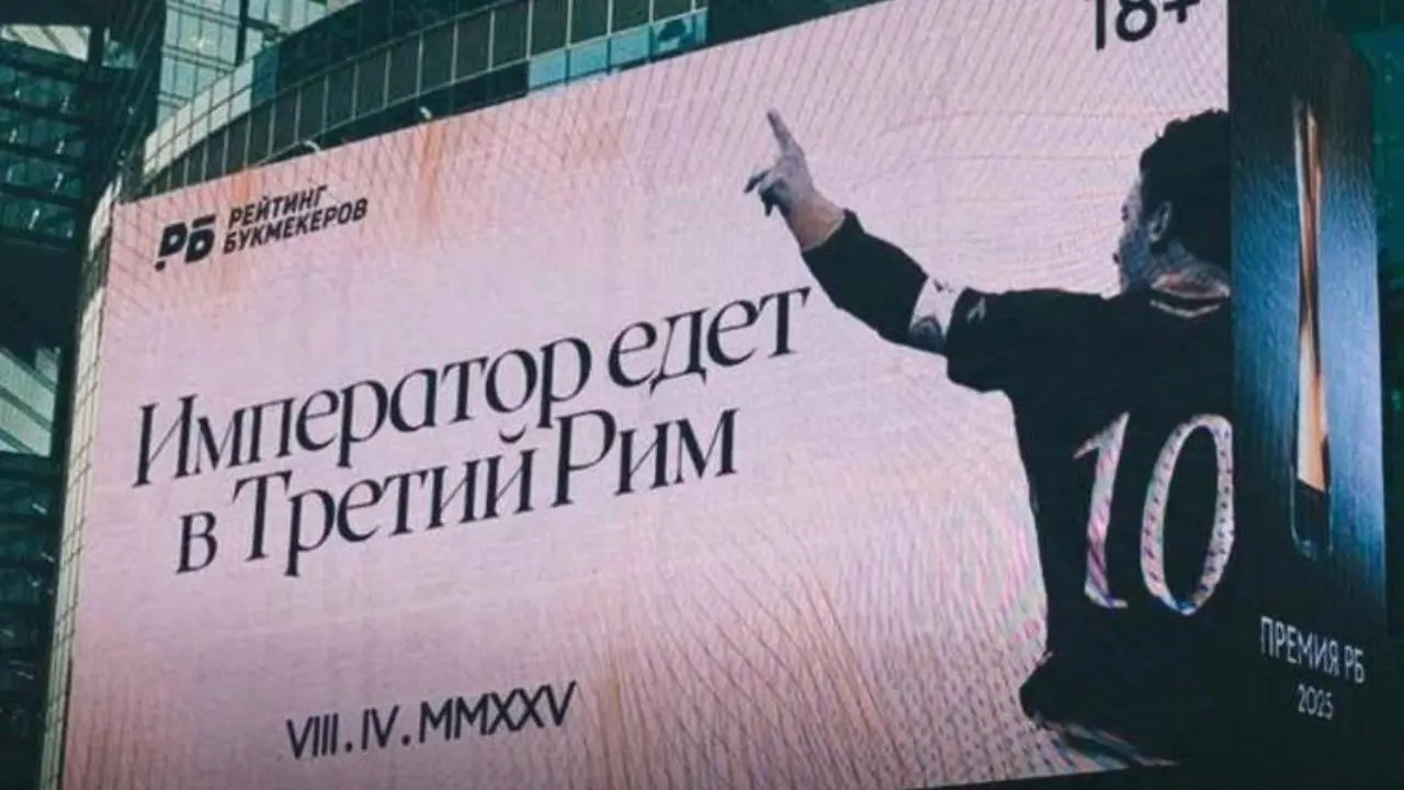 Totti in Russia ad aprile: cartelloni a Mosca, la polemica corre su X