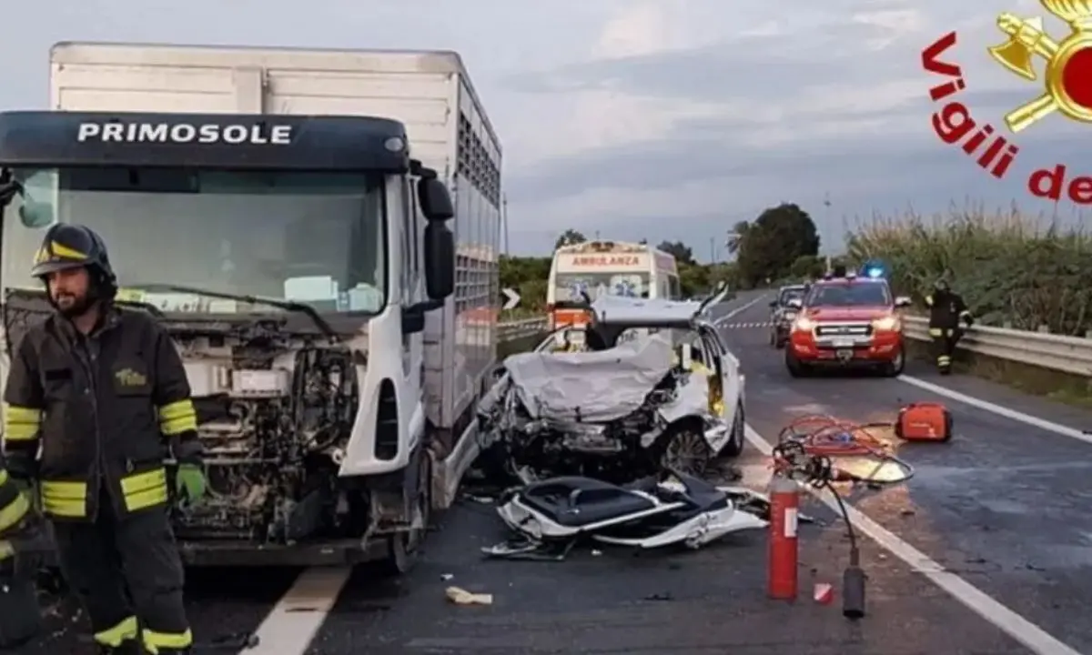 Tragico incidente sulla Statale 194 a Carlentini: tre morti e sette feriti nello scontro tra pulmino e camion