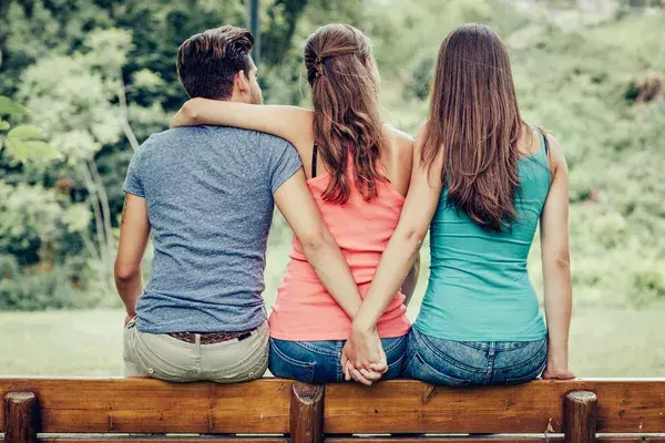Coppia aperta in crisi: lui mette incinta l'amante e pretende che il figlio lo cresca la moglie
