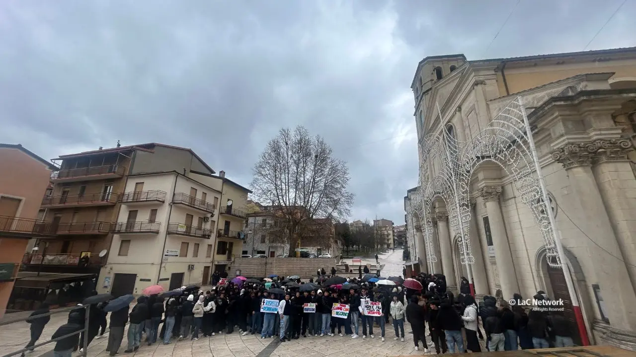 Deepfake ad Acri, gli studenti di nuovo in piazza: «Basta caccia alle streghe»