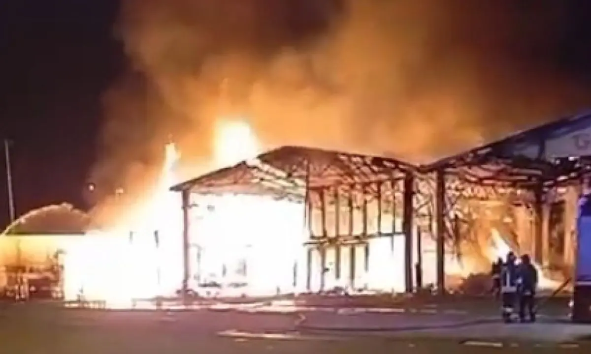 Incendio all'Ortomercato, Milano avvolta in una coltre di fumo