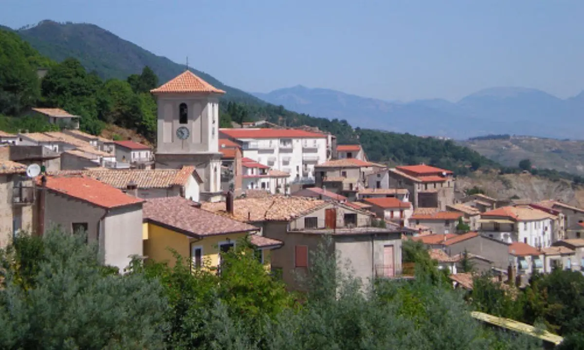 Viola il divieto di avvicinamento alla moglie, un arresto a Rota Greca