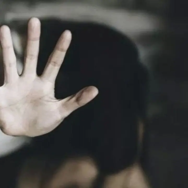 Violenza e minacce a una testimone di violenza sessuale: misure cautelari per zia e cugino