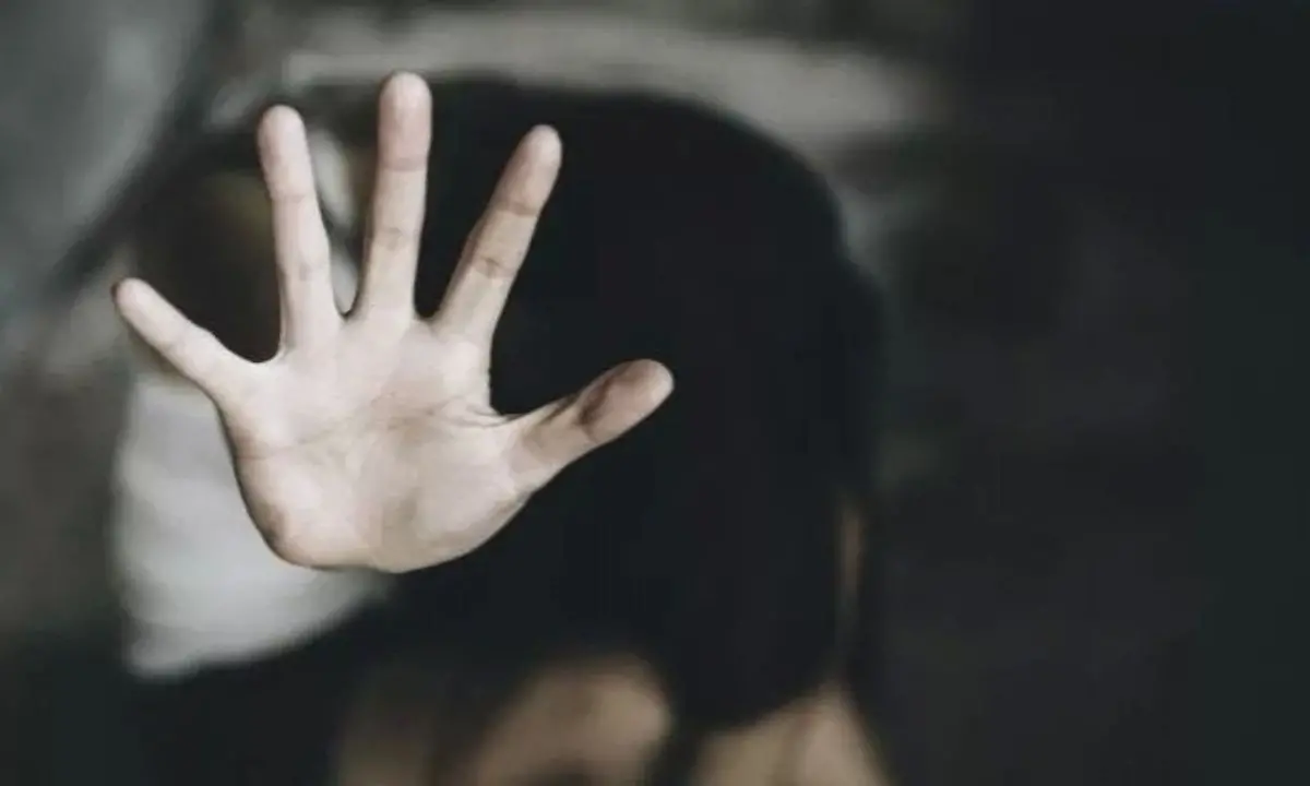 Violenza e minacce a una testimone di violenza sessuale: misure cautelari per zia e cugino