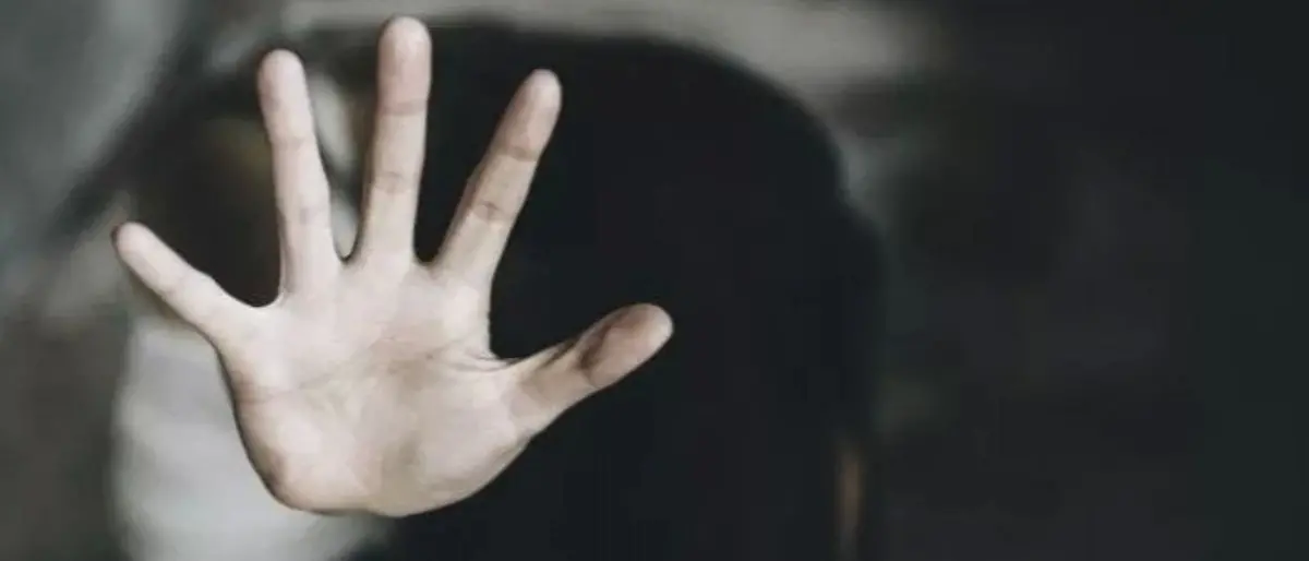 Violenza e minacce a una testimone di violenza sessuale: misure cautelari per zia e cugino