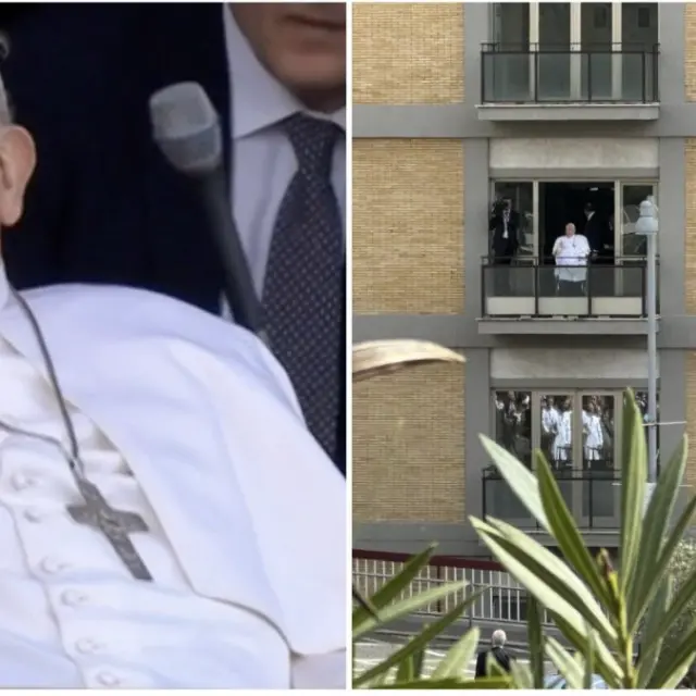 Il Papa saluta i fedeli dal balcone dell'ospedale. È la prima apparizione dal ricovero