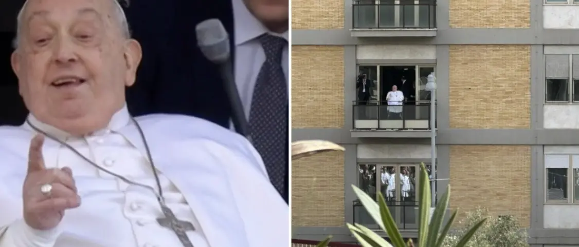 Il Papa saluta i fedeli dal balcone dell'ospedale. È la prima apparizione dal ricovero