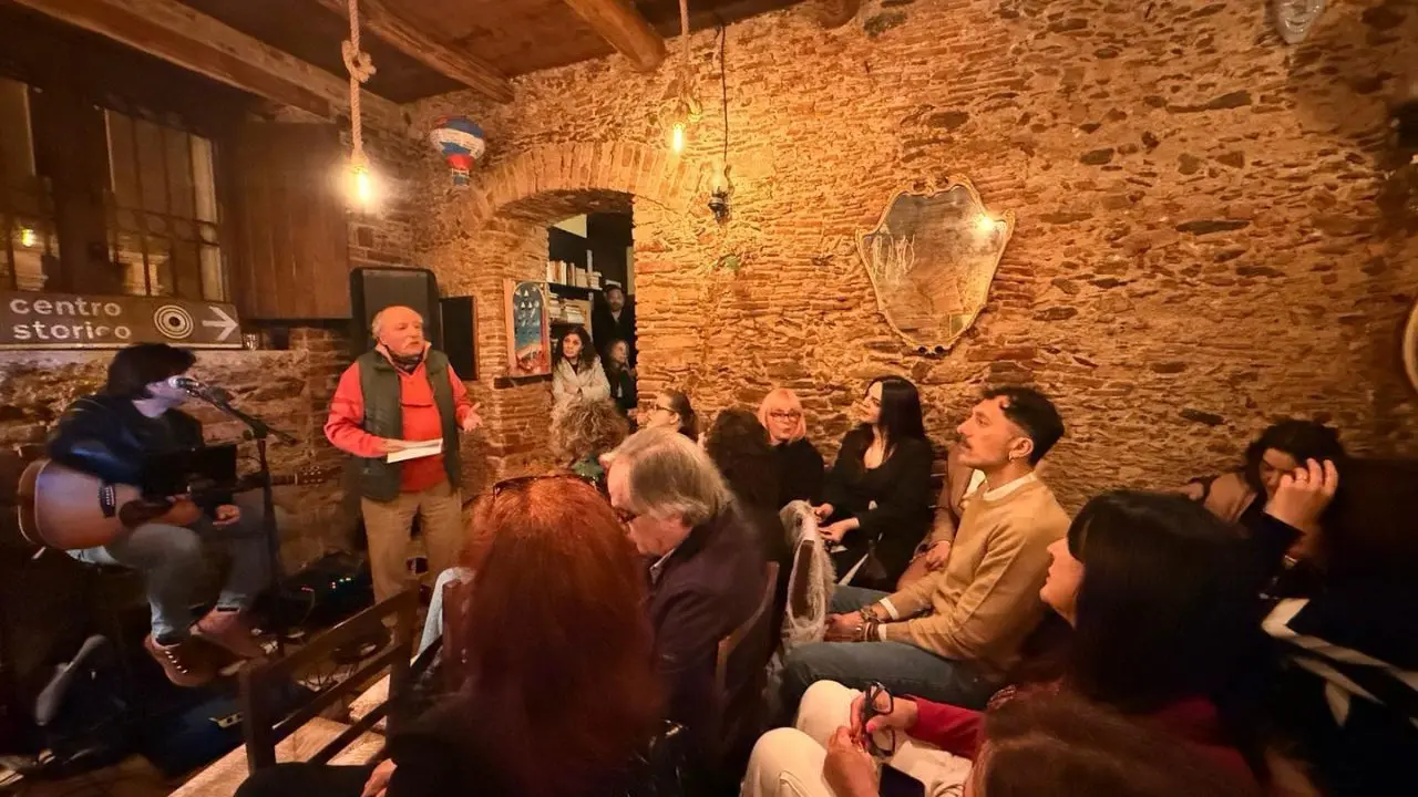Rogliano, la piccola biblioteca di Cuti ha accolto Alvaro Masseini