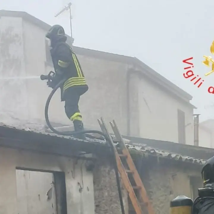 Incendio a Caraffa di Catanzaro: i vigili del fuoco evitano il propagarsi delle fiamme