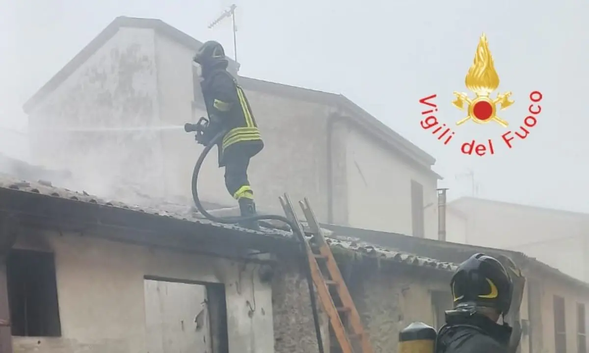 Incendio a Caraffa di Catanzaro: i vigili del fuoco evitano il propagarsi delle fiamme