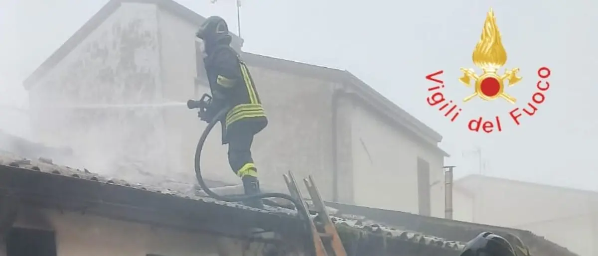 Incendio a Caraffa di Catanzaro: i vigili del fuoco evitano il propagarsi delle fiamme