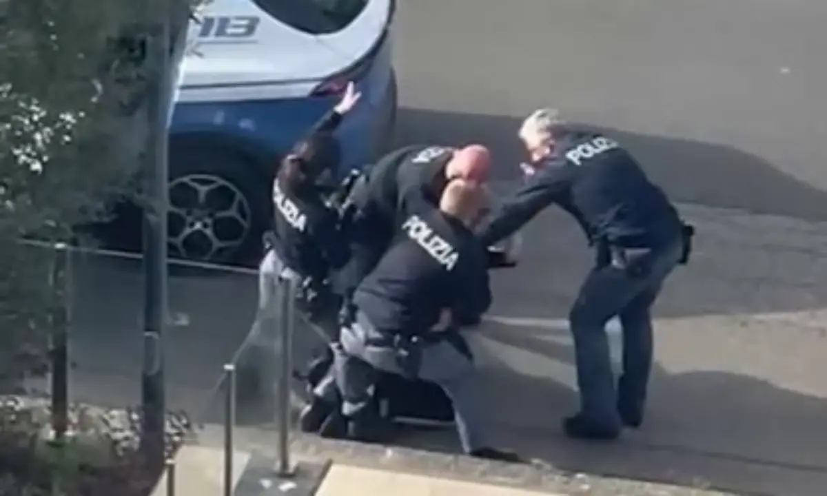 Carchidi pubblica le generalità di uno dei poliziotti, l'allarme del Coisp