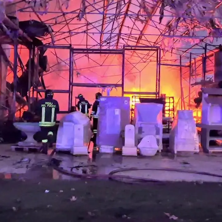 Fumi persistenti dopo l’incendio a San Marco Argentano: raccomandato l'uso di mascherine FFP2 e FFP3