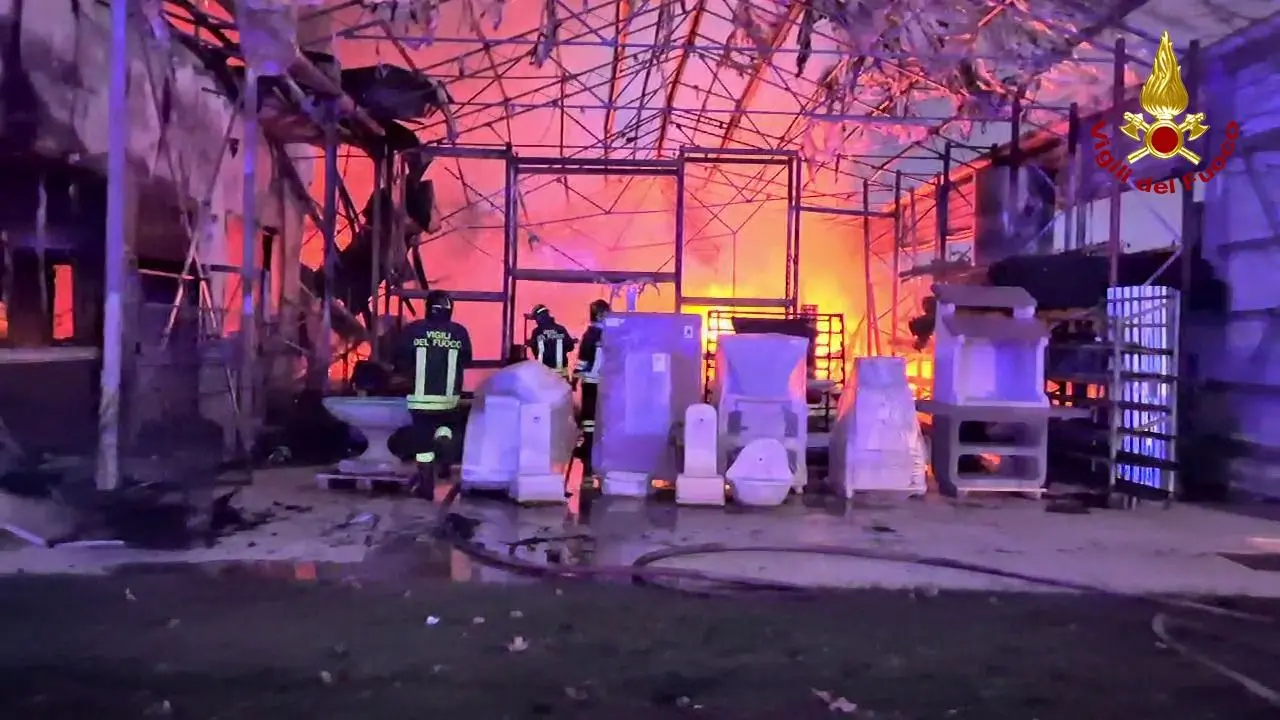 Fumi persistenti dopo l’incendio a San Marco Argentano: raccomandato l'uso di mascherine FFP2 e FFP3