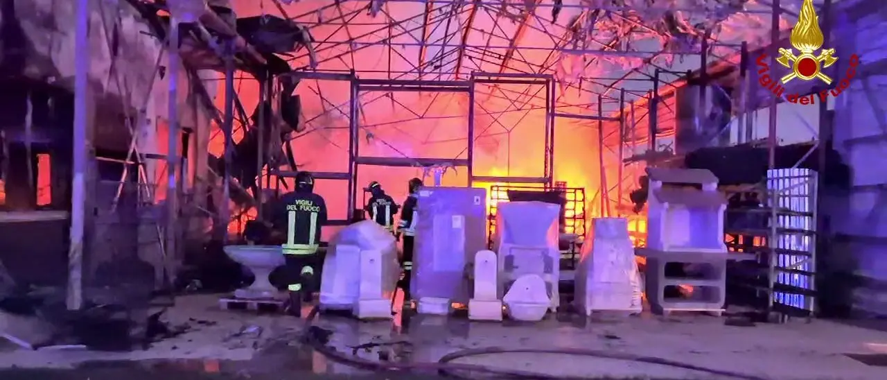 Fumi persistenti dopo l’incendio a San Marco Argentano: raccomandato l'uso di mascherine FFP2 e FFP3