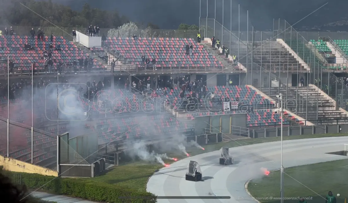 Cosenza-Pisa, maxi contestazione a Guarascio: petardi in Curva, cori in Tribuna
